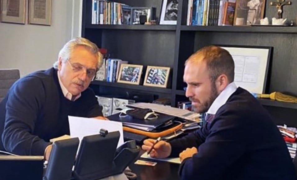 Alberto Fernández junto a Martín Guzmán.