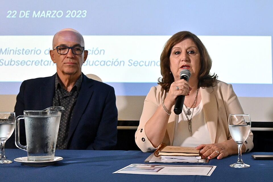 Víctor Debloc que asumiría el cargo y la ministra renunciante.