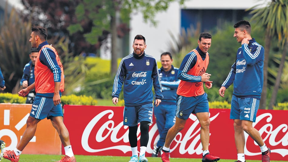 Messi estuvo ayer con sus compañeros del seleccionado argentino haciendo movimientos livianos.