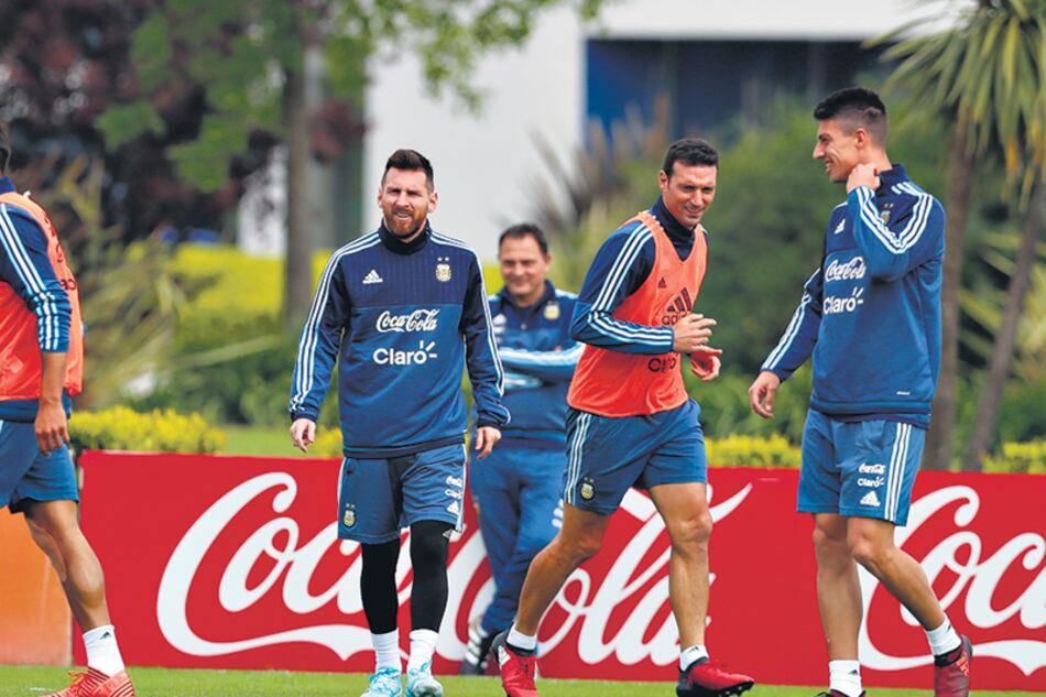 Messi estuvo ayer con sus compañeros del seleccionado argentino haciendo movimientos livianos.