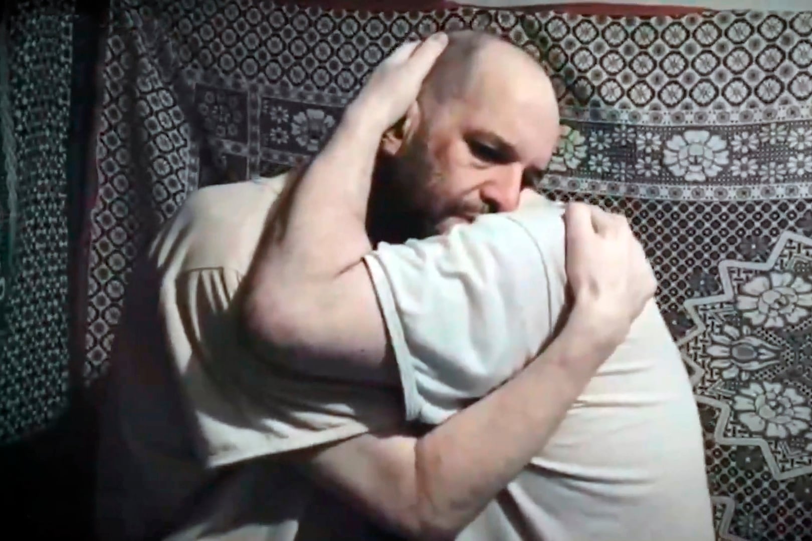 Eitan Horn se despide su hermano Iair con un abrazo.