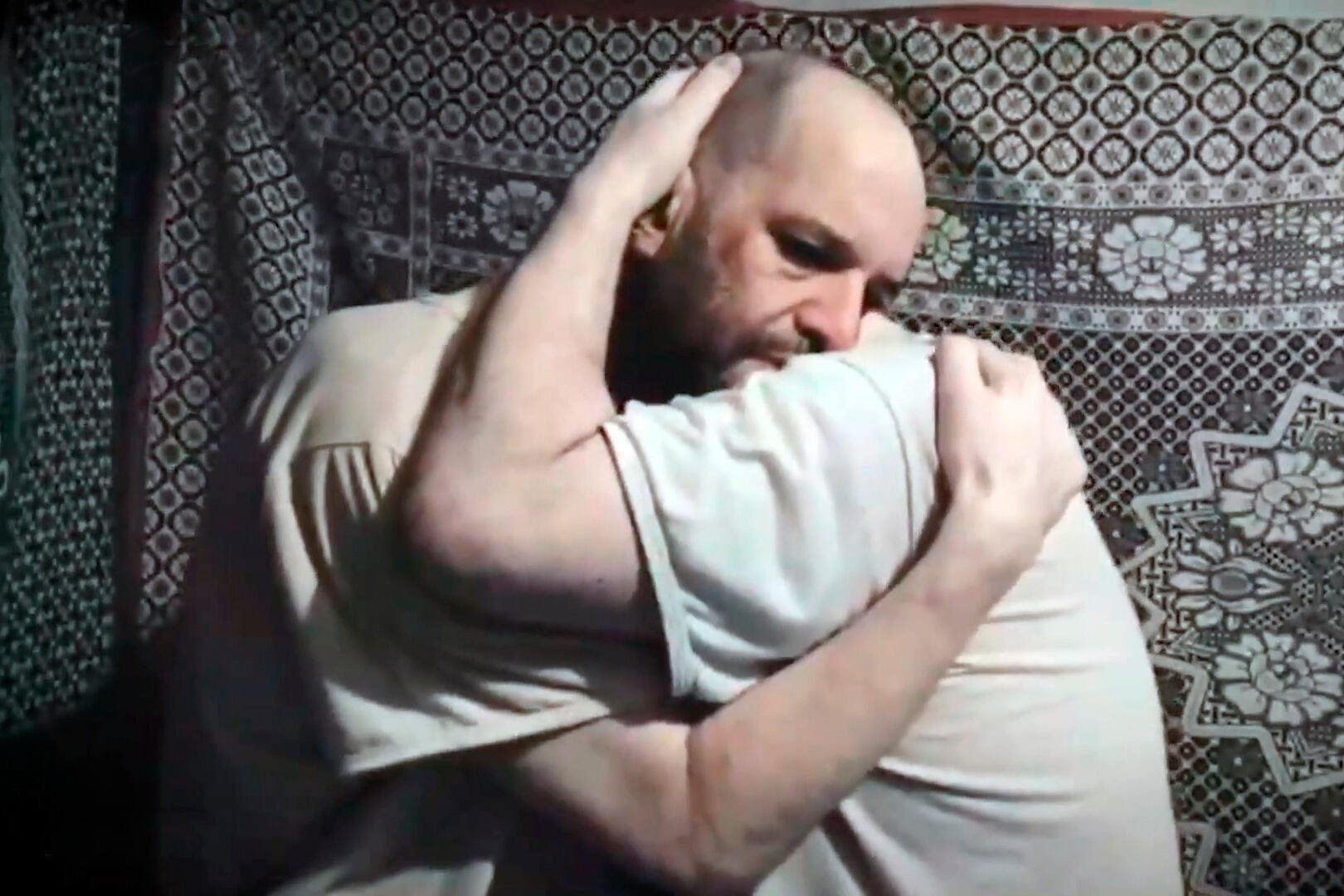 Eitan Horn se despide su hermano Iair con un abrazo.