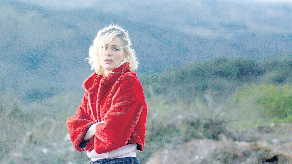 Umbra Colombo es Julia, una actriz de teatro semirretirada, que regresa a la vieja casa familiar.