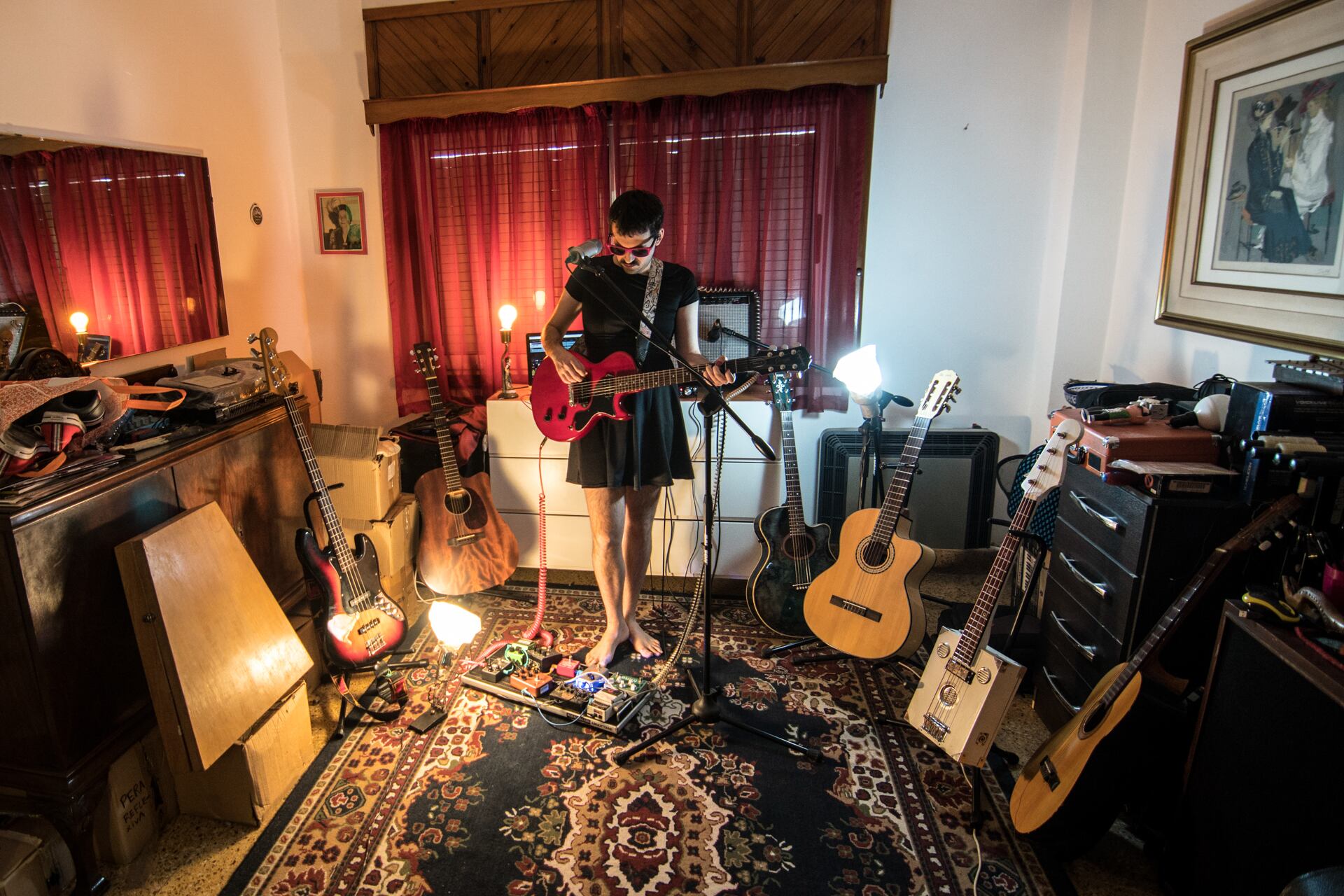 "¿Qué hace Nahuel Briones? Saca discos, fotos, escribe, toca mal la batería y cada tanto tiene un programa de televisión."