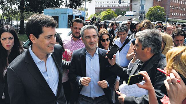 Larroque acusó a "medios hegemónicos y el partido judicial" por la ofensiva contra ex funcionarios.