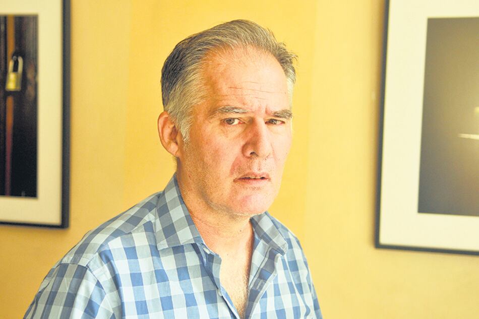 Esteban Ierardo es licenciado en Filosofía, docente y escritor.