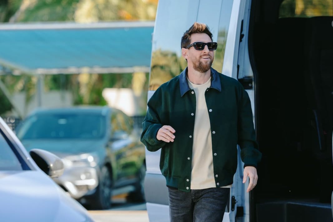 04 10 26. Messi llega a Argentina para su partido de despedida con la selección