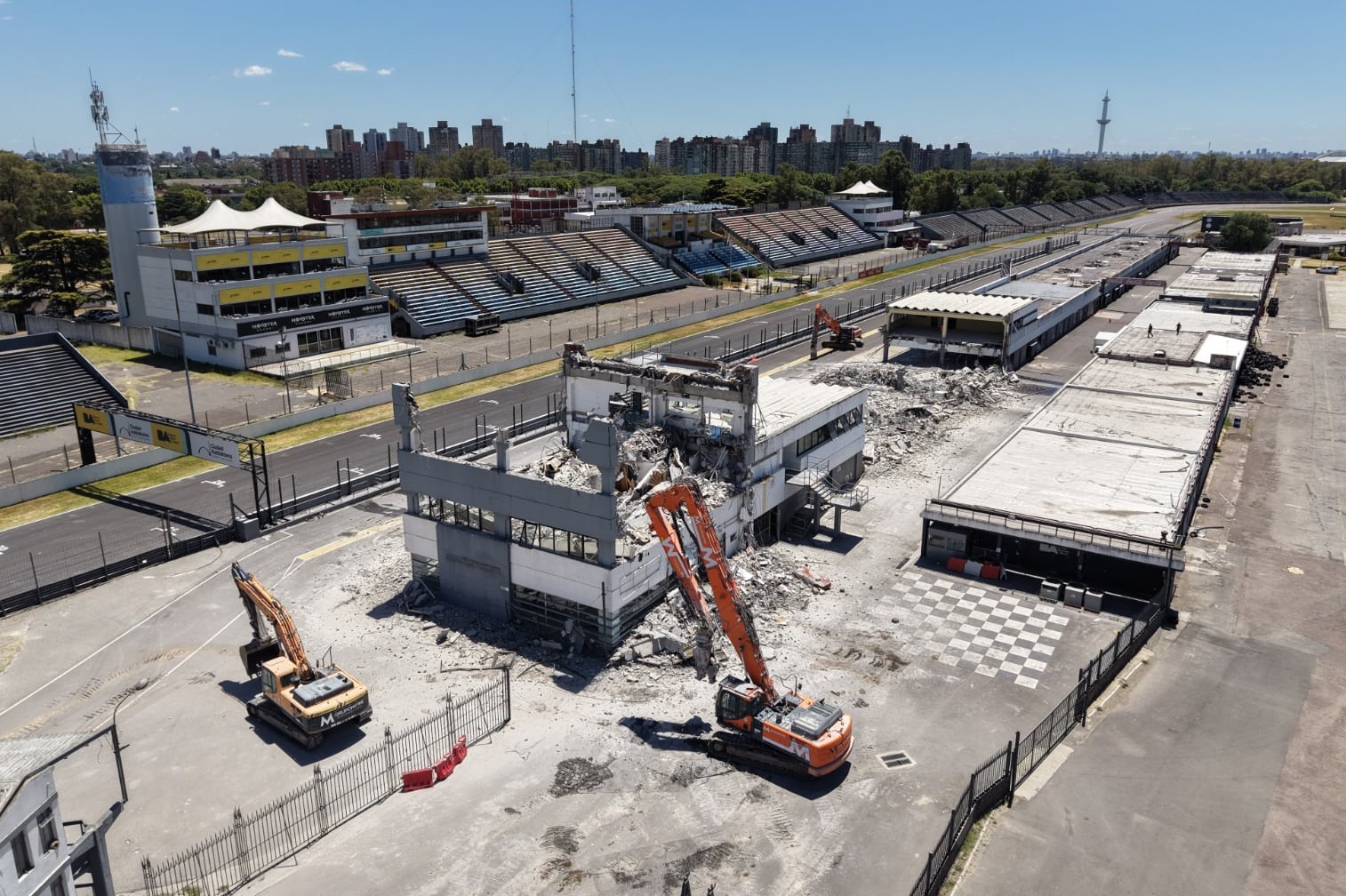 AME7006. BUENOS AIRES (ARGENTINA), 20/01/2026.- Fotografía cedida por el Gobierno de la Ciudad de Buenos Aires donde se observa una maquina retroexcavadora demoliendo una zona del autódromo de Buenos Aires este martes, en Buenos Aires (Argentina). El Gobierno de la ciudad de Buenos Aires dio inicio a las obras en el autódromo de la capital argentina para volver a albergar al MotoGP a partir de 2027 y con la mira puesta en poder recibir en un futuro a la Fórmula Uno, según informaron este martes fuentes oficiales. EFE/ Gobierno de la Ciudad de Buenos Aires / SOLO USO EDITORIAL/ NO VENTAS/ SOLO DISPONIBLE PARA ILUSTRAR LA NOTICIA QUE ACOMPAÑA (CRÉDITO OBLIGATORIO)
