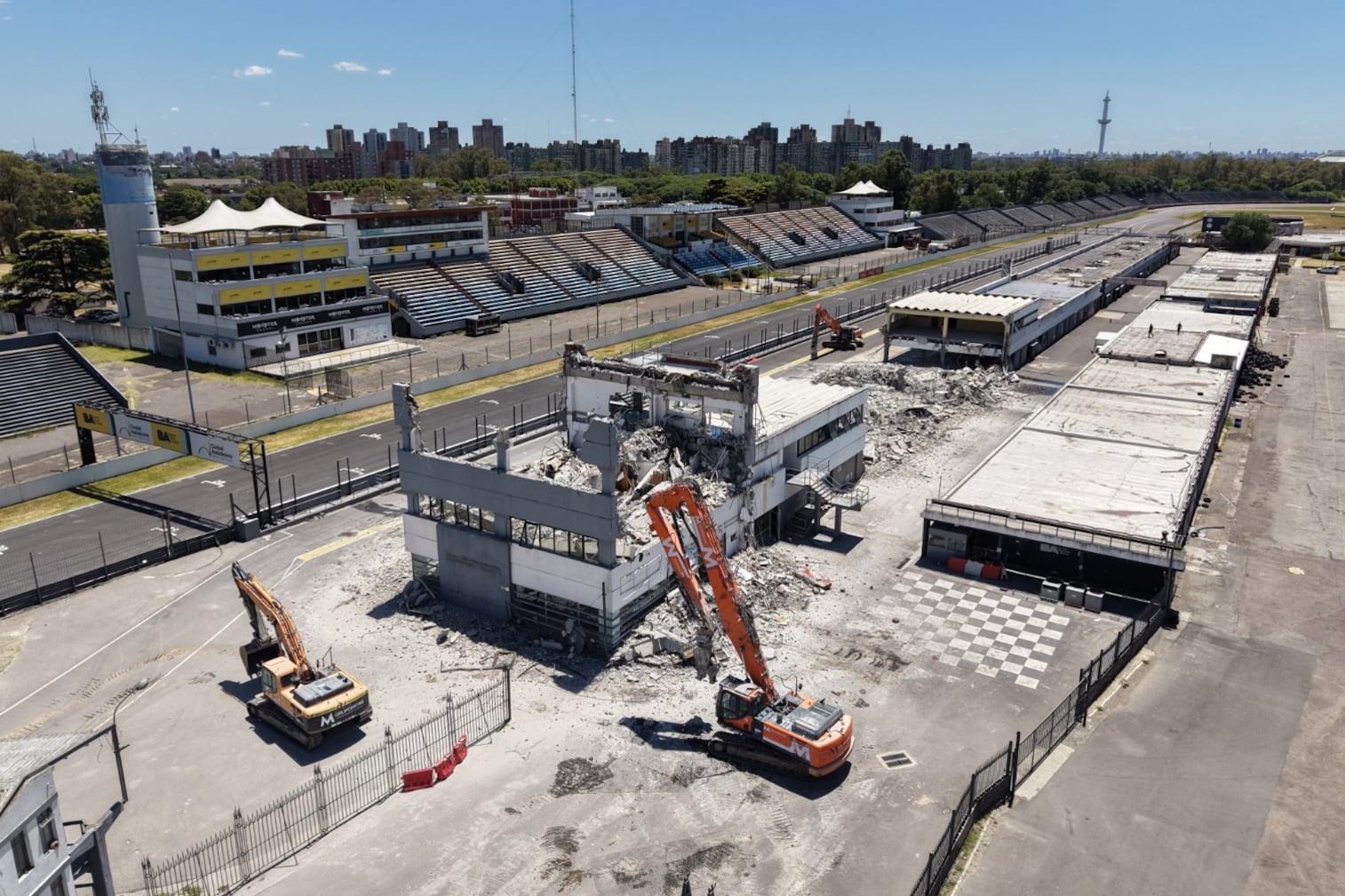 AME7006. BUENOS AIRES (ARGENTINA), 20/01/2026.- Fotografía cedida por el Gobierno de la Ciudad de Buenos Aires donde se observa una maquina retroexcavadora demoliendo una zona del autódromo de Buenos Aires este martes, en Buenos Aires (Argentina). El Gobierno de la ciudad de Buenos Aires dio inicio a las obras en el autódromo de la capital argentina para volver a albergar al MotoGP a partir de 2027 y con la mira puesta en poder recibir en un futuro a la Fórmula Uno, según informaron este martes fuentes oficiales. EFE/ Gobierno de la Ciudad de Buenos Aires / SOLO USO EDITORIAL/ NO VENTAS/ SOLO DISPONIBLE PARA ILUSTRAR LA NOTICIA QUE ACOMPAÑA (CRÉDITO OBLIGATORIO)