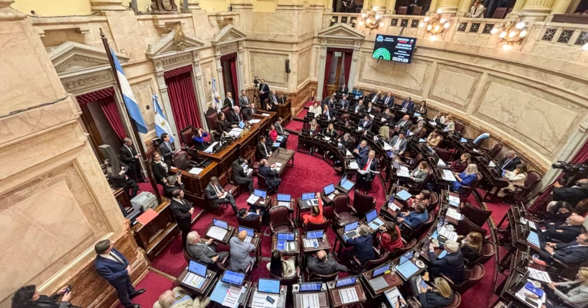 Las negociaciones en el Senado que definen el futuro de Adorni