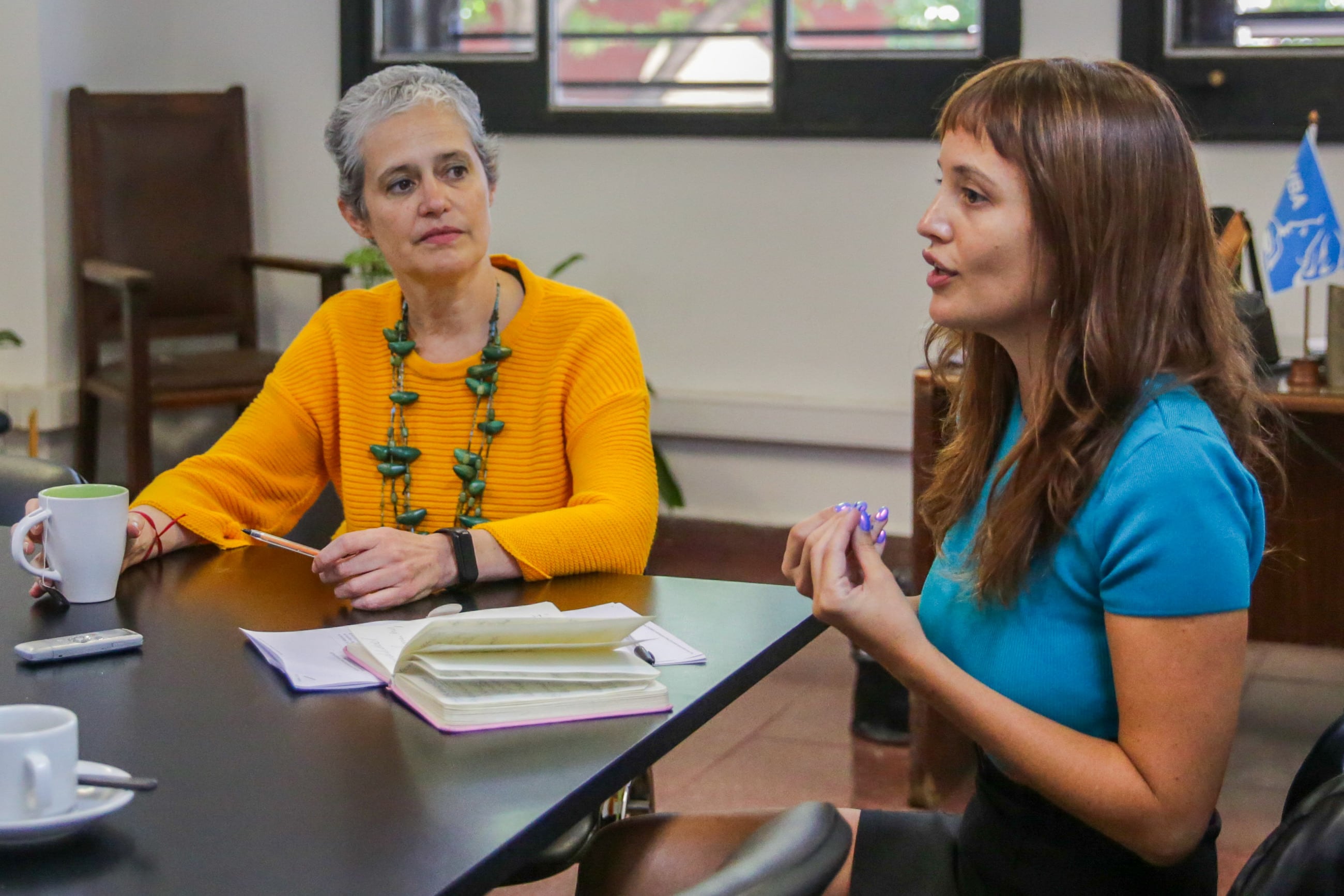 La decana de Sociales Ana Arias y Malena Magnasco.