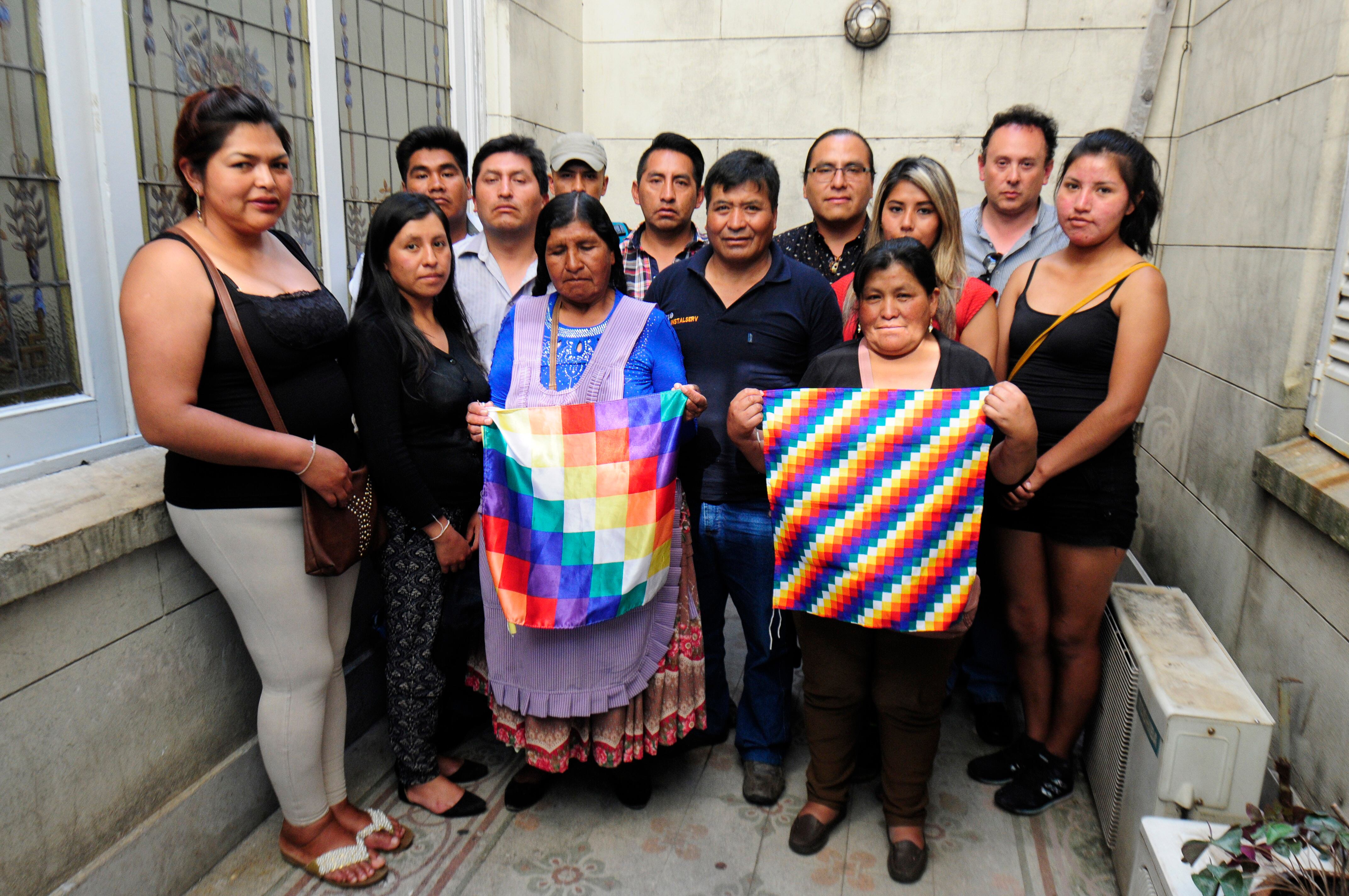 Paulina Siñani (centro) junto a Eulogio Vásquez Cuba, entre víctimas y familiares de víctimas de la represión de Senkata.