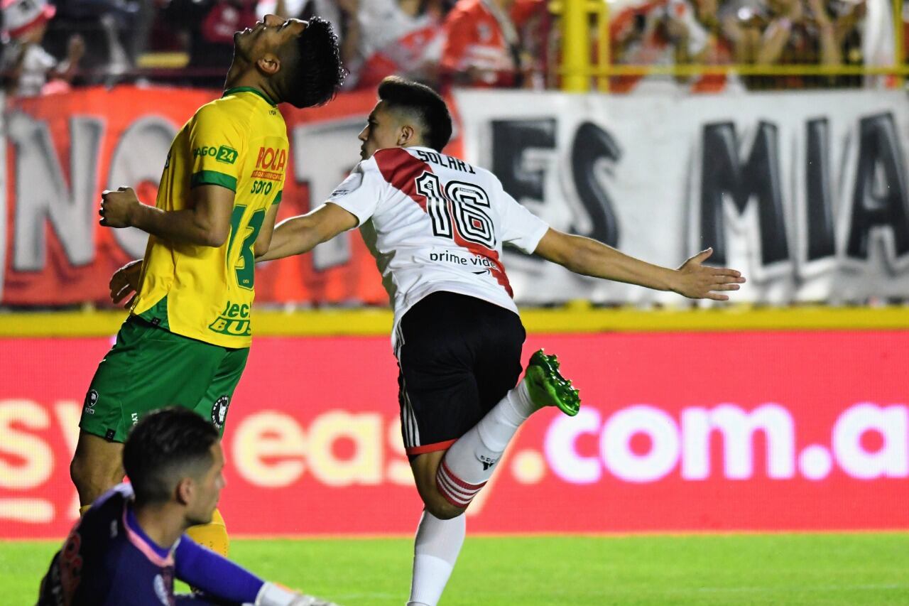 Solari festeja el primero de sus tres goles en Resistencia