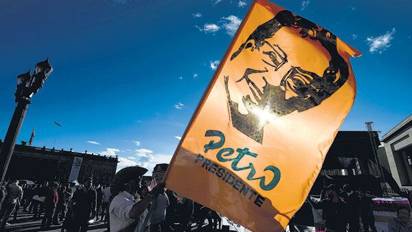 Simpatizantes de Gustavo Petro, candidato de Colombia Humana, participan en un acto de campaña esta semana en Bogotá.