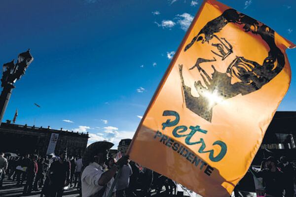 Simpatizantes de Gustavo Petro, candidato de Colombia Humana, participan en un acto de campaña esta semana en Bogotá.