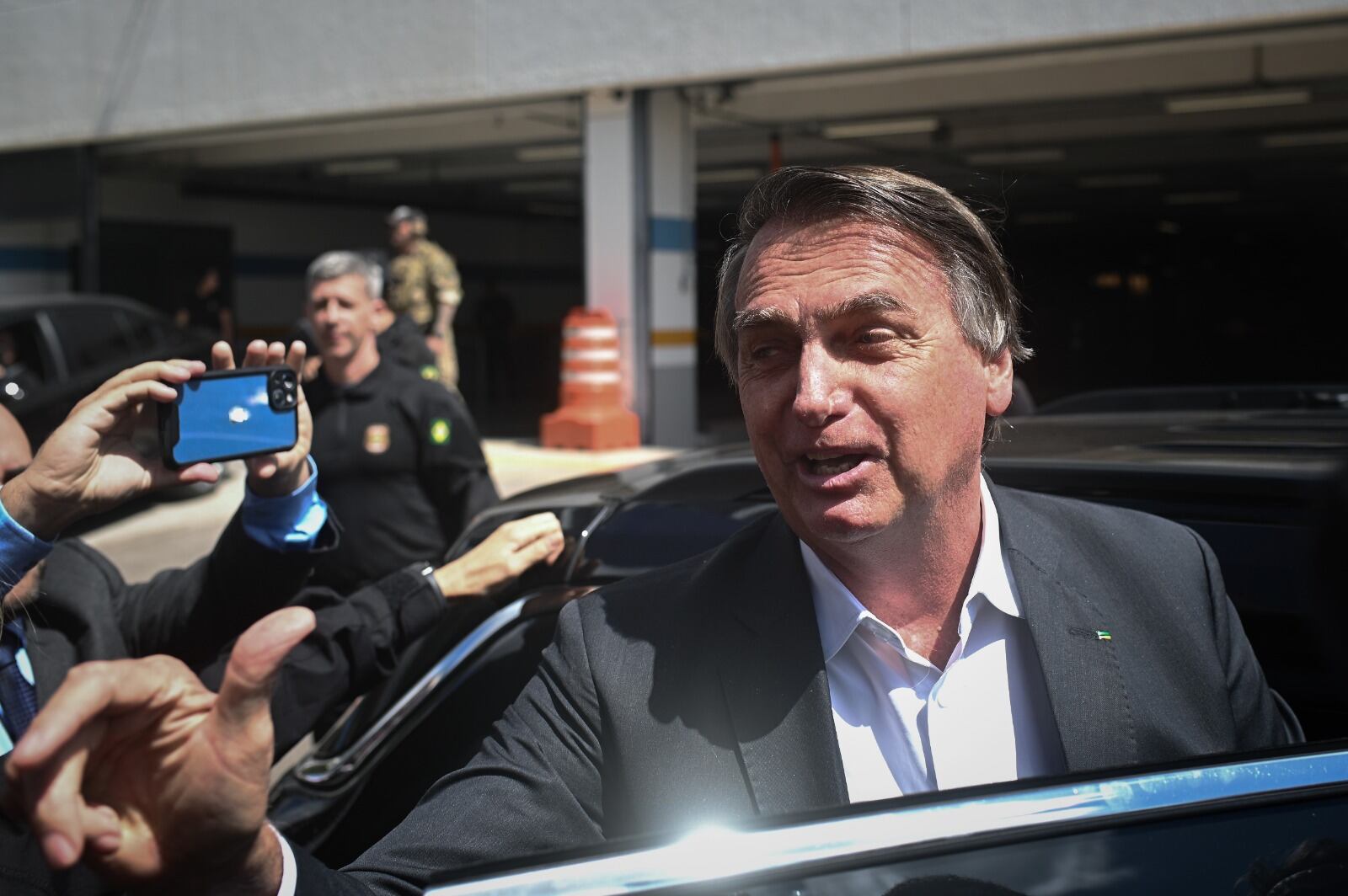 Bolsonaro sale de la sede de la Policía Federal tras dar testimonio en Brasilia.