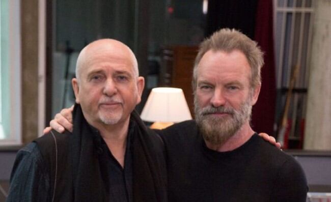 Los músicos ingleses Sting y Peter Gabriel.