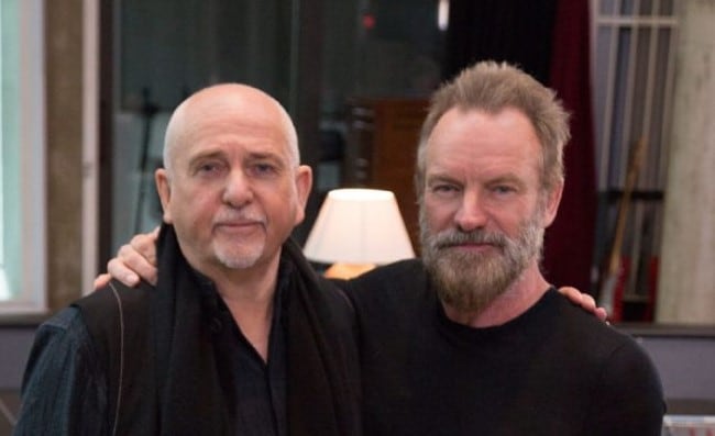 Los músicos ingleses Sting y Peter Gabriel.