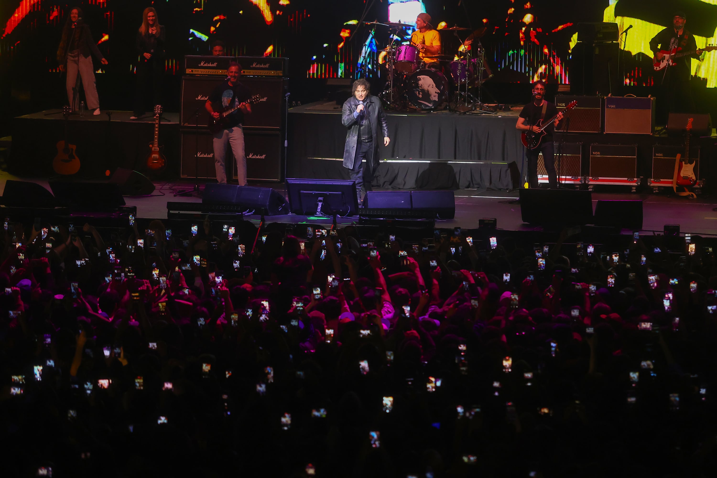 En medio de una excitación casi adolescente intentó entonar canciones del rock nacional.