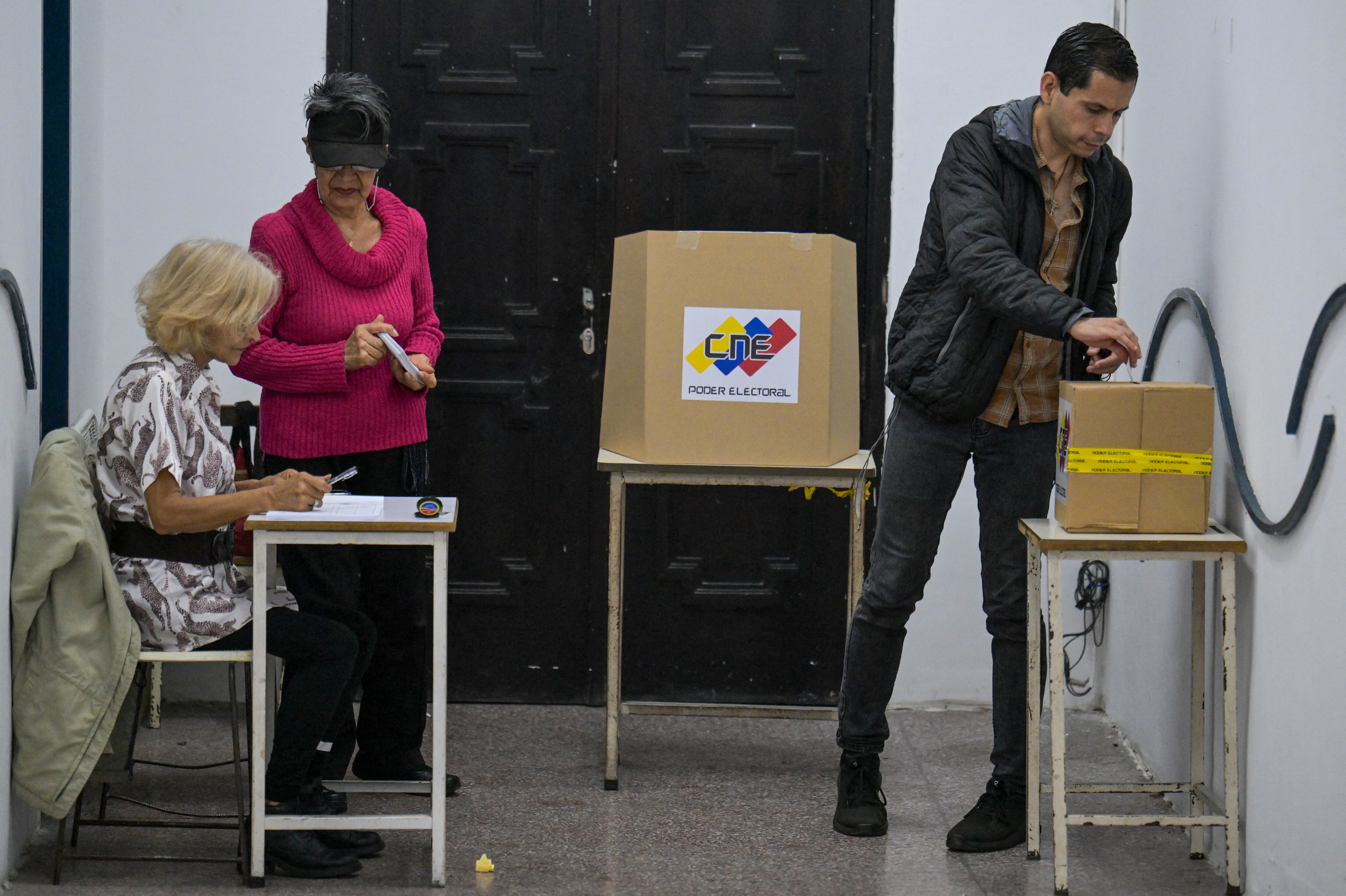 Un hombre emite su voto en un colegio electoral durante los comicios municipales en Caracas