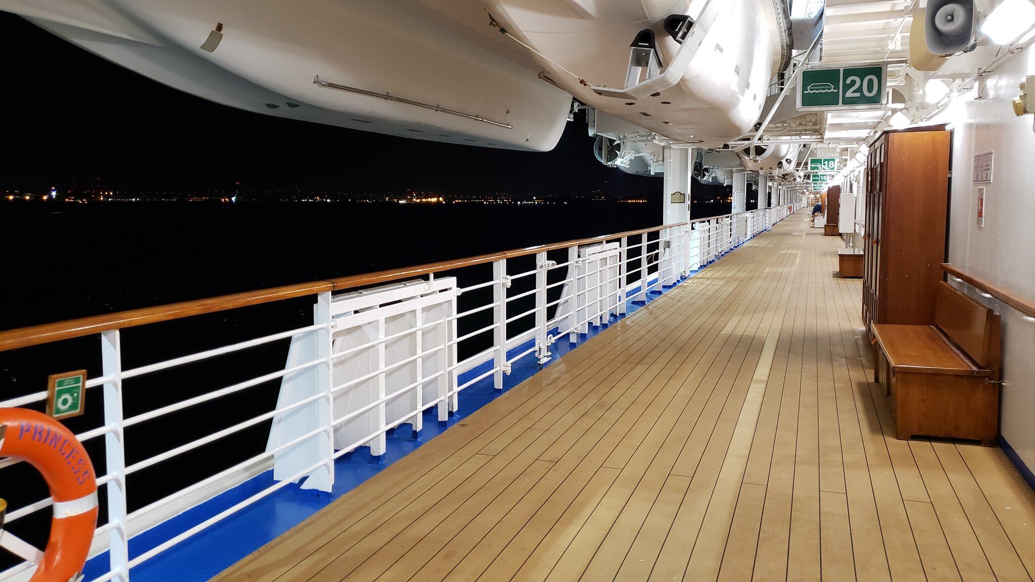 Los lugares comunes del crucero donde el argentino se contagió coronavirus están desiertos.