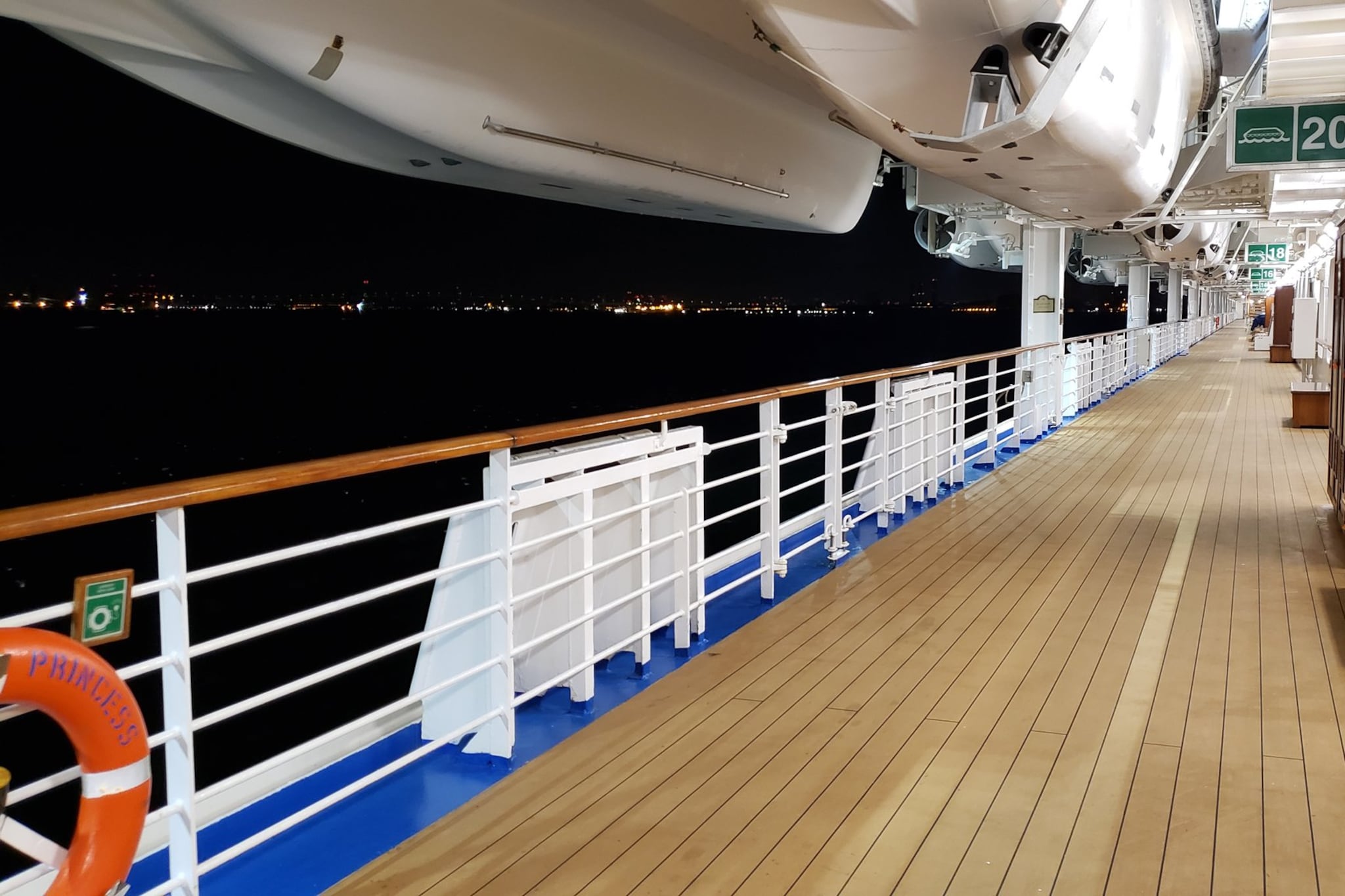 Los lugares comunes del crucero donde el argentino se contagió coronavirus están desiertos.