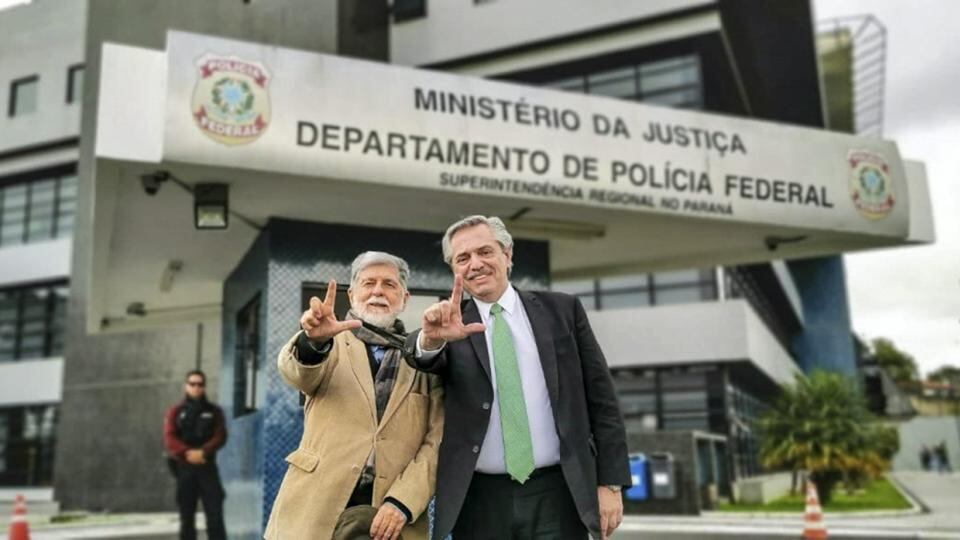 Alberto Fernández durante la visita a Lula en julio, junto con el ex ministro brasileño Celso Amorim.