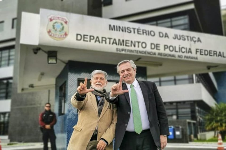 Alberto Fernández durante la visita a Lula en julio, junto con el ex ministro brasileño Celso Amorim.