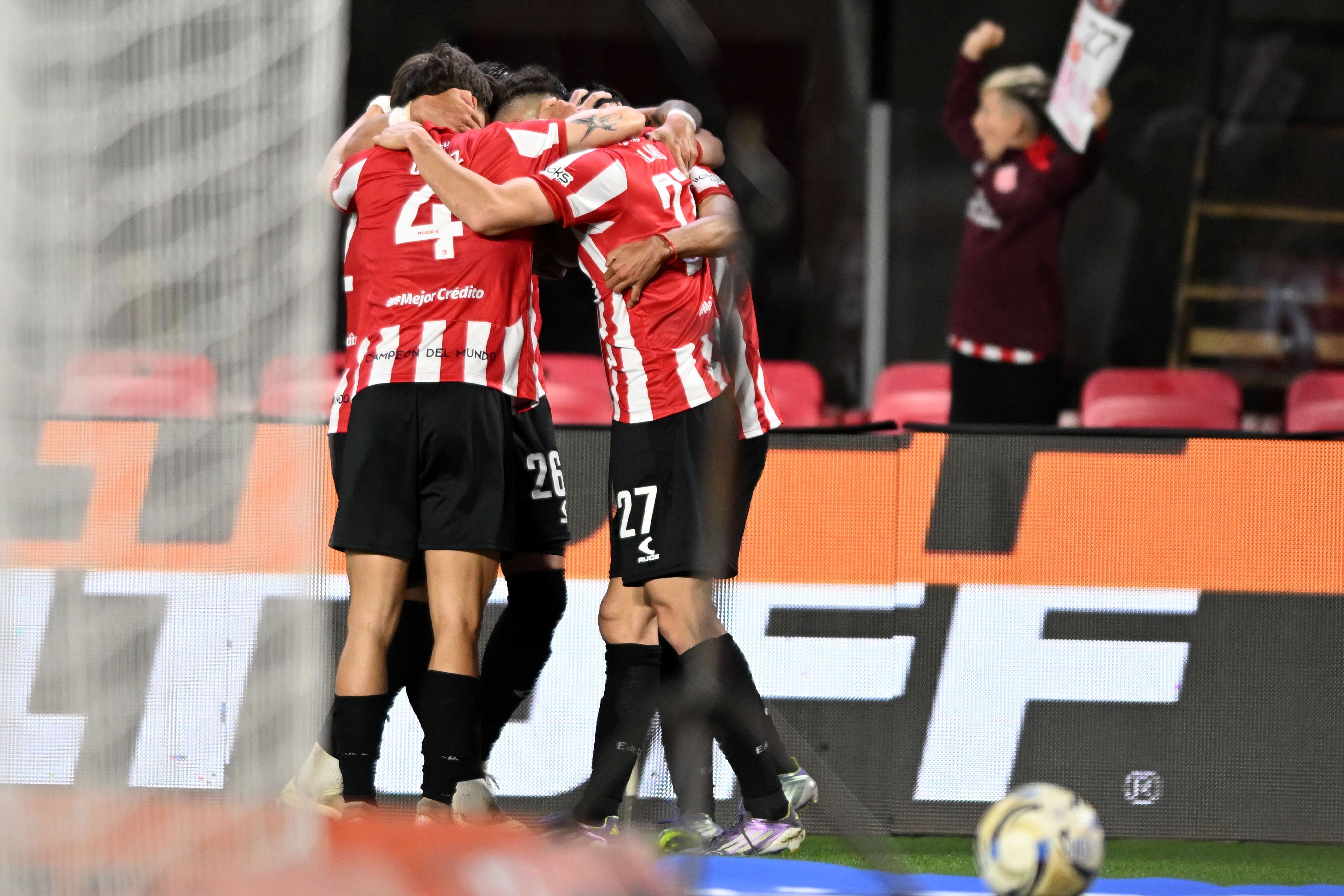 Alario festeja el gol con sus compañeros ante el delirio de los platenses