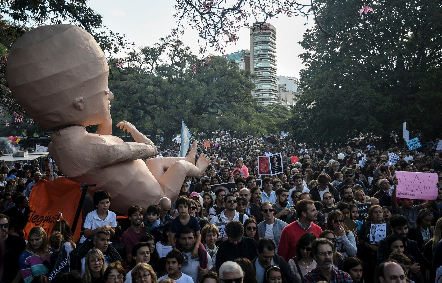 El símbolo de la marcha antiderechos fue un enorme feto de plástico