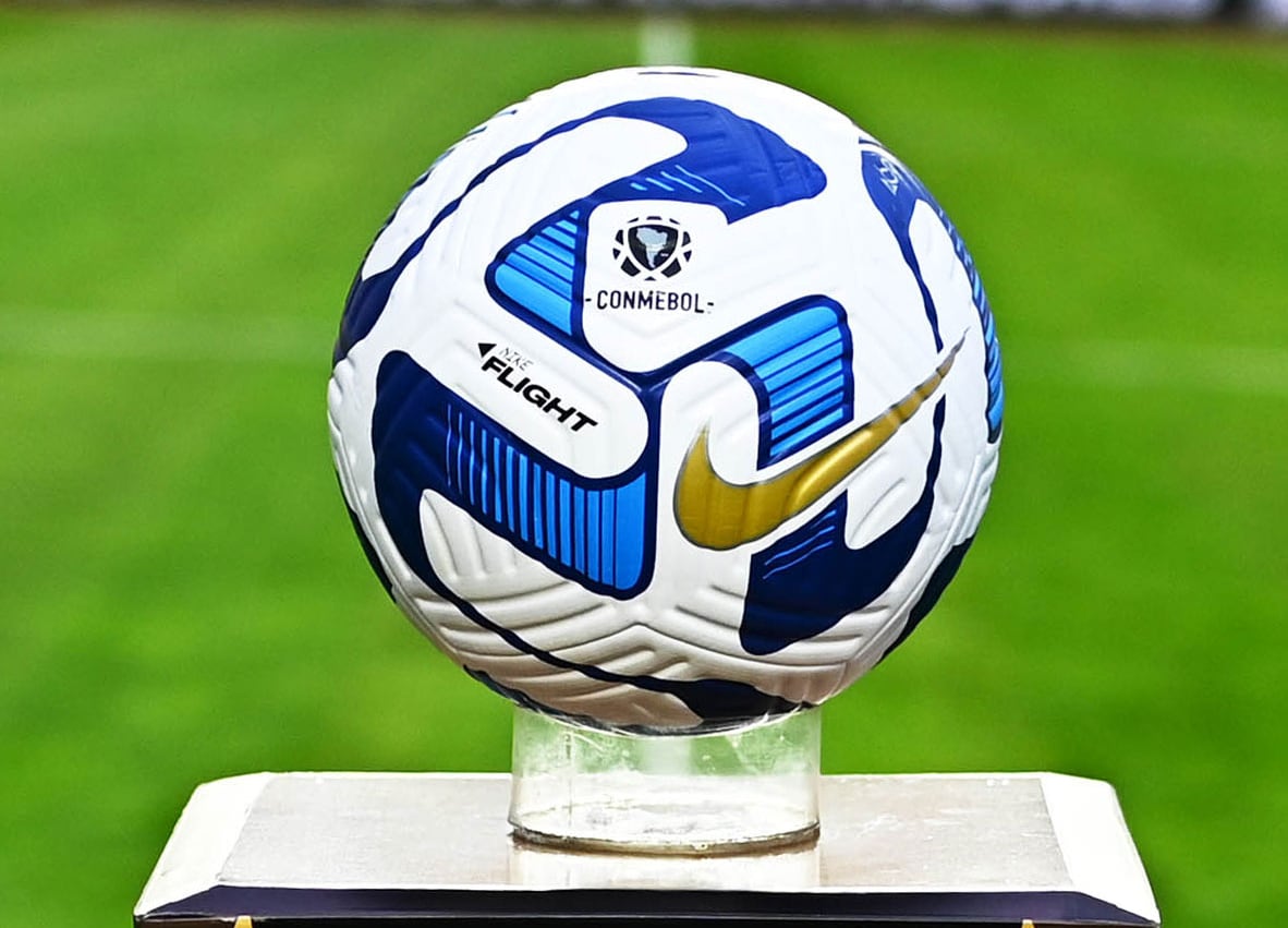Pelota oficial de la Copa Libertadores 2023. 