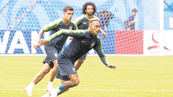 Neymar entrenó a la par de sus compañeros y será titular.