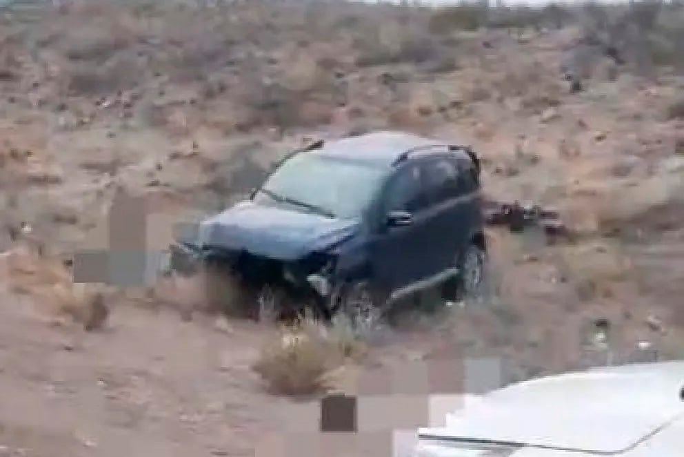 Así quedó el auto tras volcar. 