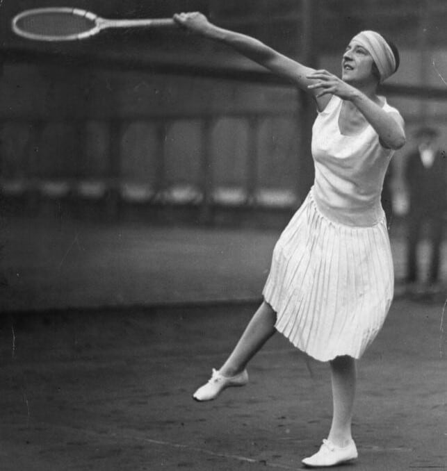 La campeona de tenis Suzanne Lenglen durante un partido en 1923