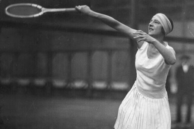 La campeona de tenis Suzanne Lenglen durante un partido en 1923