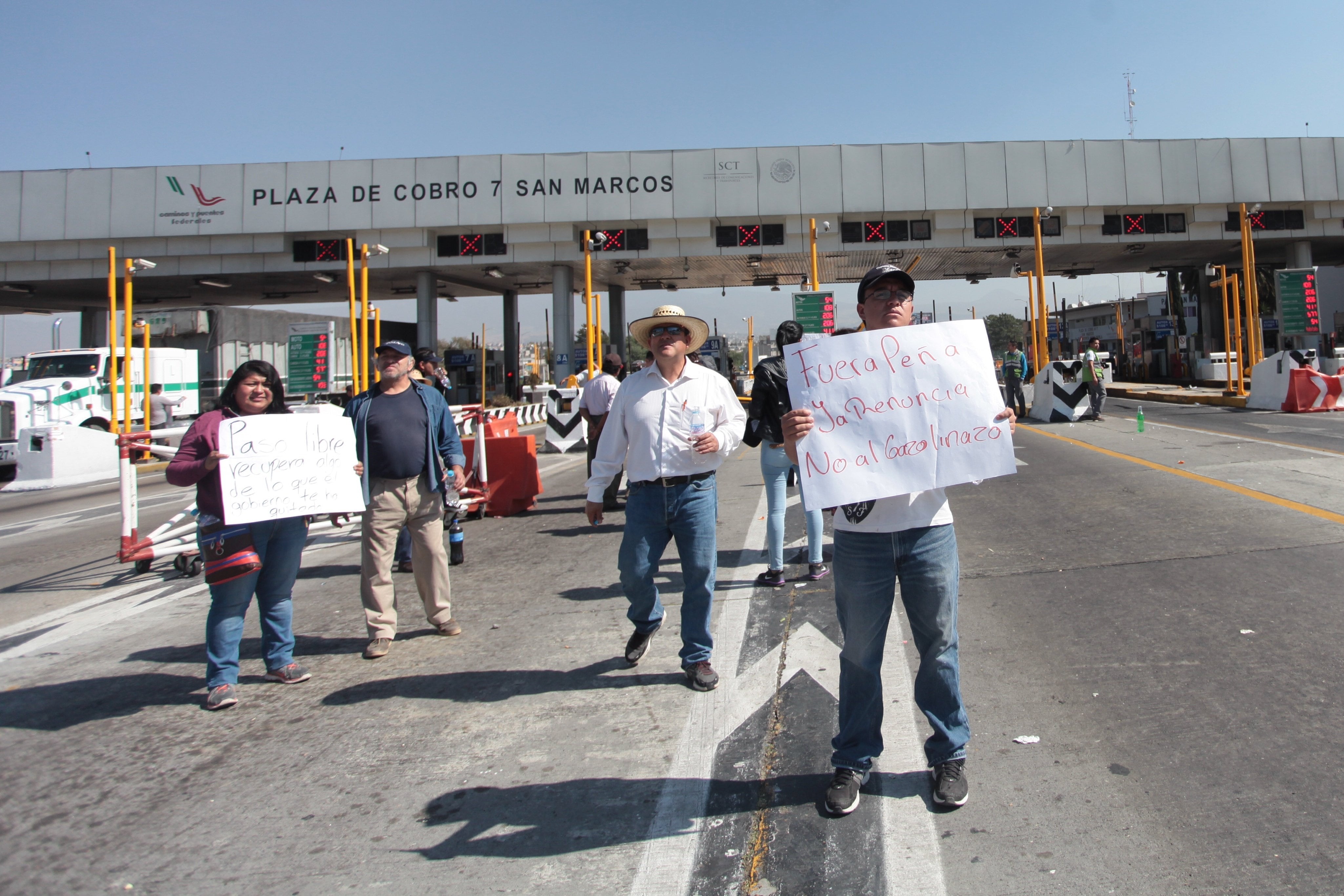Los cortes en al menos cinco autopistas colapsan el tráfico desde temprano.