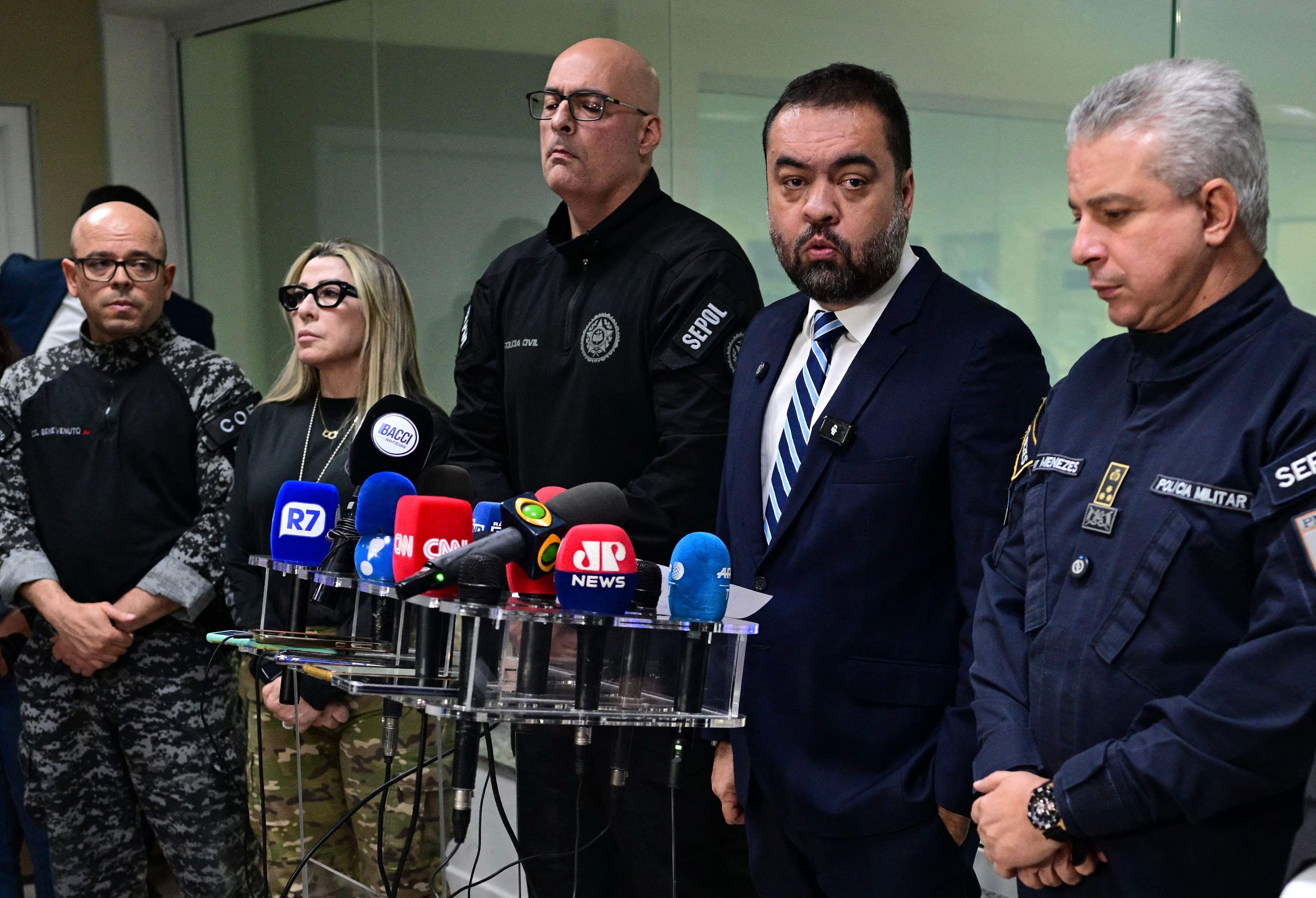 Elgobernador de Río de Janeiro, ClaudioCastro,habla en conferencia de prensa