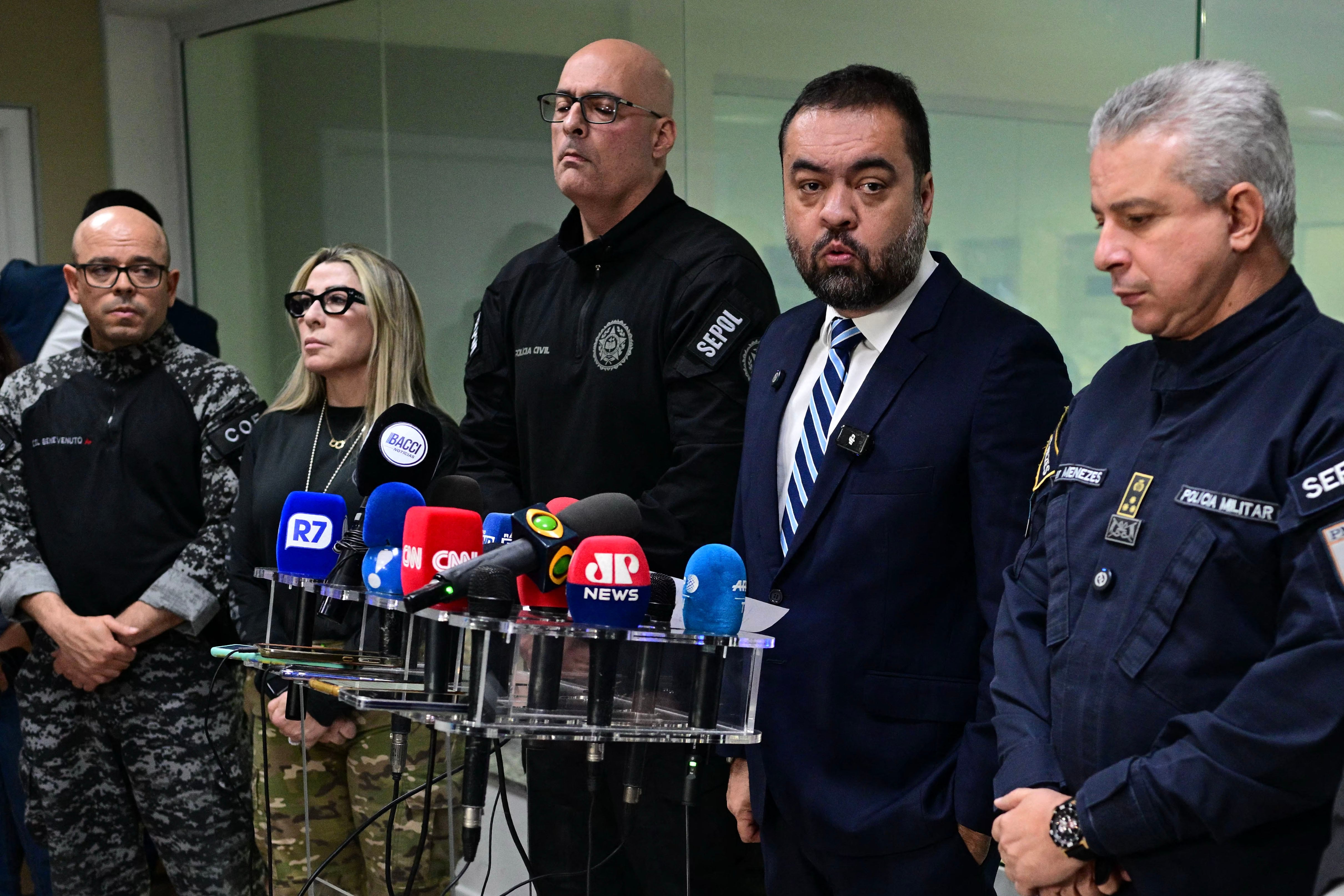 Elgobernador de Río de Janeiro, ClaudioCastro,habla en conferencia de prensa