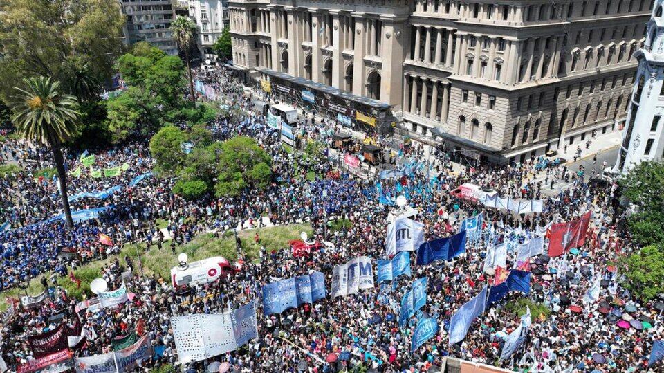 La CGT y otras organizaciones gremiales y sociales impulsan una masiva marcha este 24 de enero en contra del gobierno de Javier Milei.