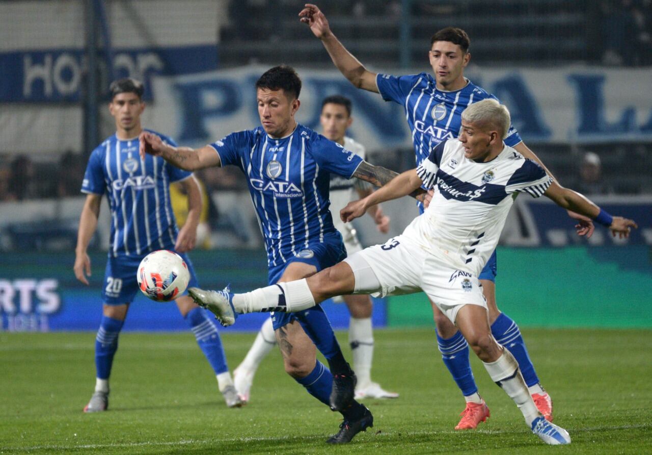 El duelo se jugó en el campo platense