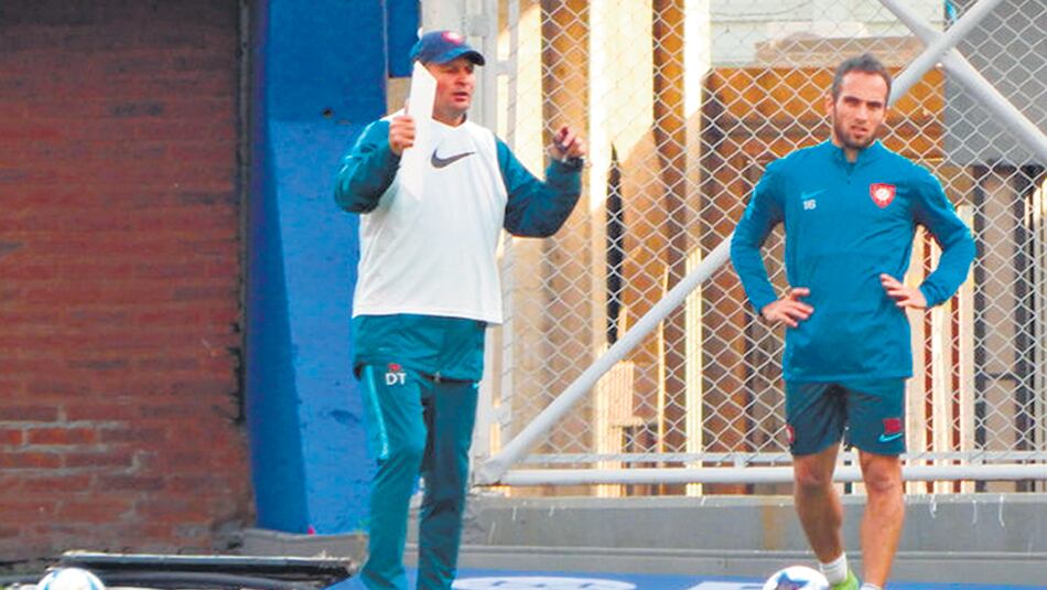 Claudio Biaggio ensaya una jugada de pelota parada, con Fernando Belluschi de lanzador.