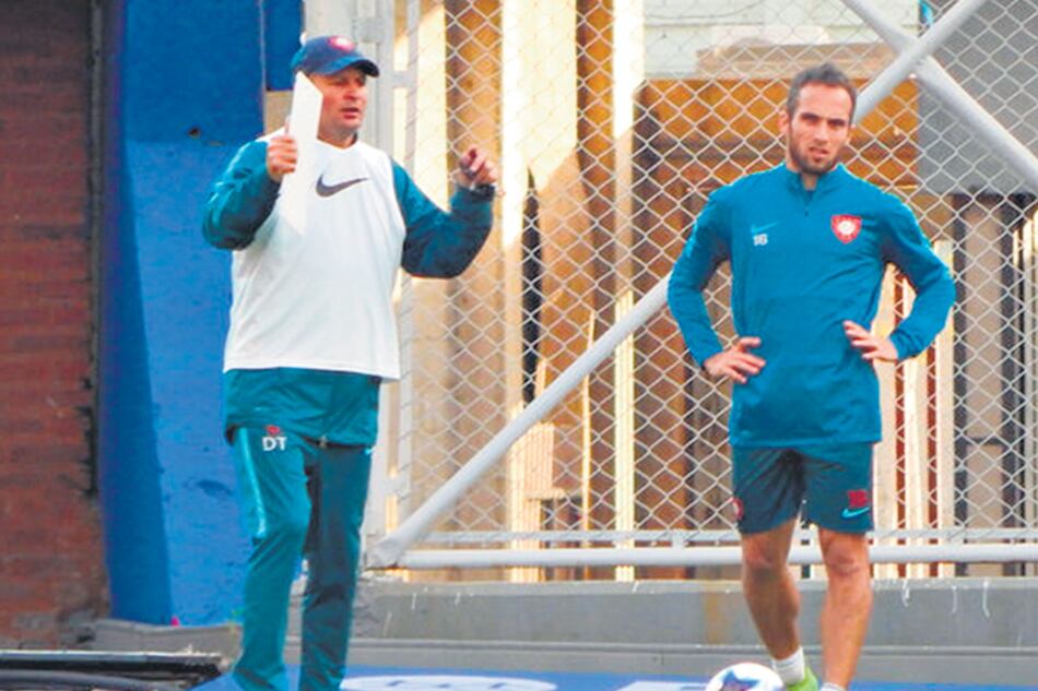 Claudio Biaggio ensaya una jugada de pelota parada, con Fernando Belluschi de lanzador.