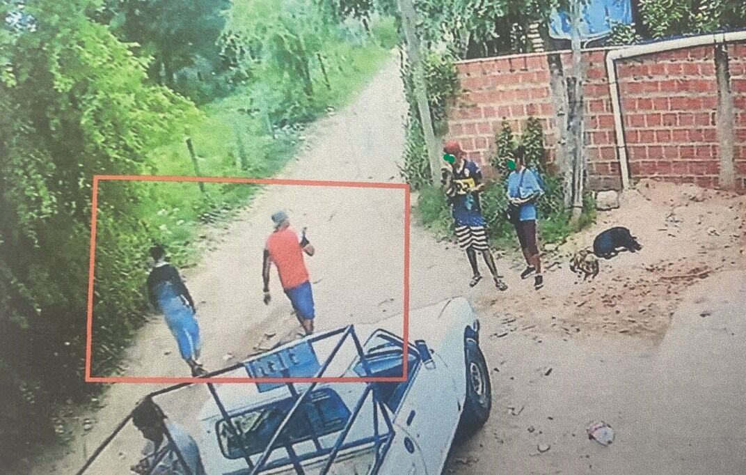 Dos sospechosos fueron tomados por una cámara de seguridad de la zona del secuestro.