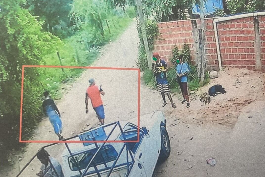 Dos sospechosos fueron tomados por una cámara de seguridad de la zona del secuestro.
