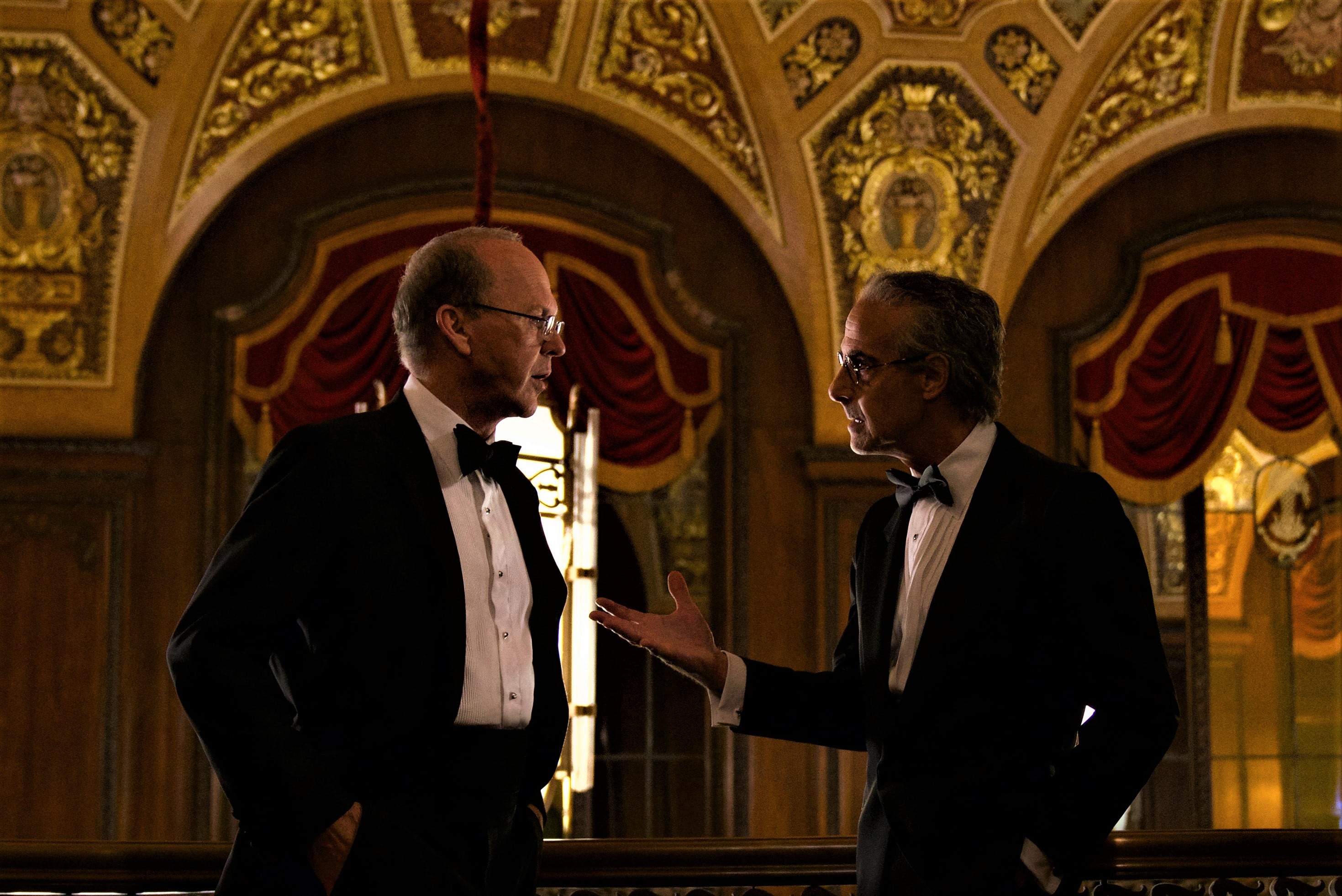 Michael Keaton y Stanley Tucci en "¿Cuánto vale la vida?": enemigos íntimos.