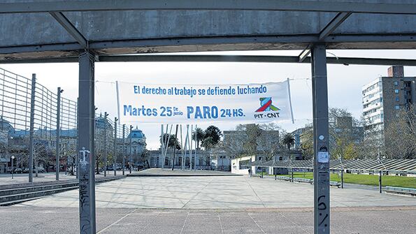 Cartel alusivo y espacios vacíos en la plaza 1 de Mayo de Montevideo durante el paro.