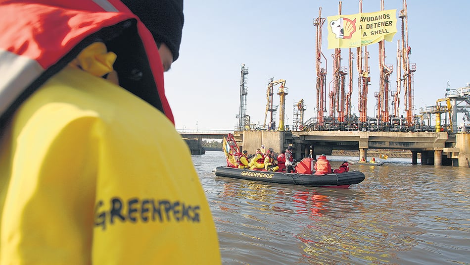 Greenpeace en una protesta contra la petrolera Shell.