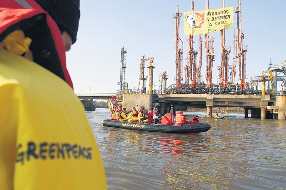 Greenpeace en una protesta contra la petrolera Shell.