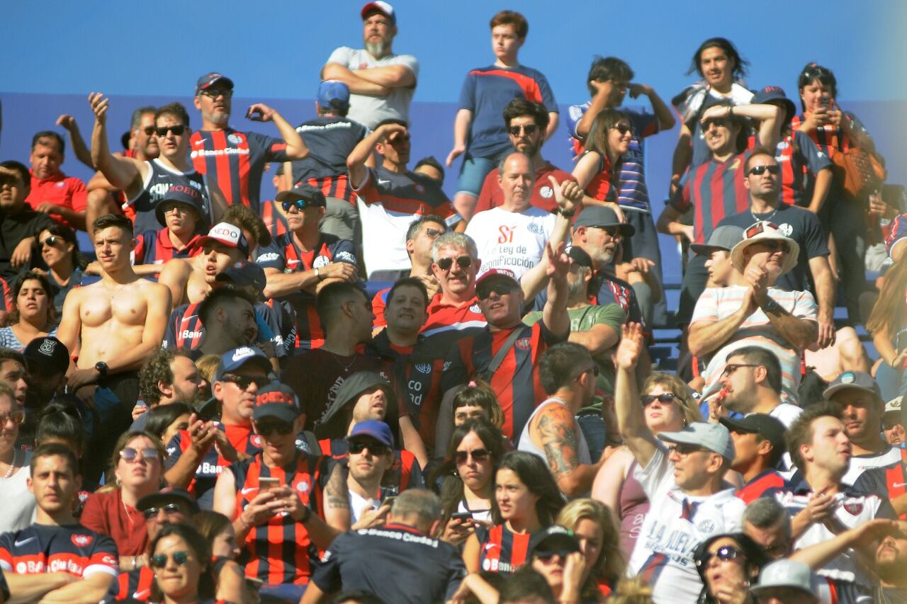 Hinchas de San Lorenzo, que  podrán volver a ver a su equipo. 