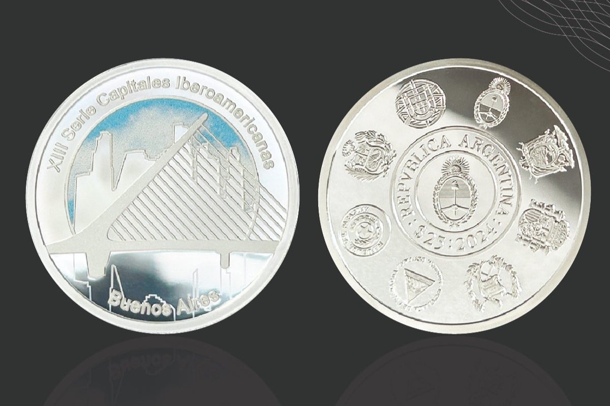 La pieza mide 33 milímetros y pesa 13,5 gramos. Imagen: BCRA.